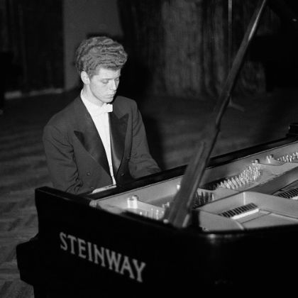 /news/features/an-unforeseen-ambassador-van-cliburn